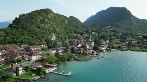 Duingt-Stadt-Am-Ufer-Des-Sees-Von-Annecy,-Frankreich,-Drohnenantenne,-4k-schwenkaufnahme