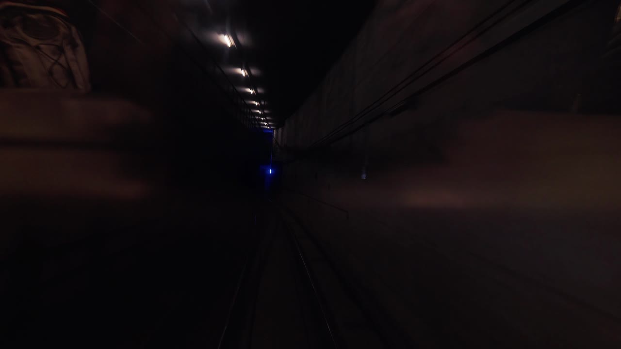 Vagone della metropolitana in un tunnel sotterraneo buio della metropolitana con colonne di cemento