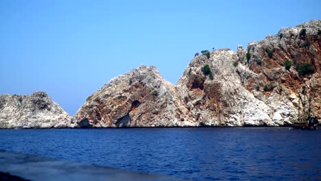 barcos turísticos en el fondo de la isla
