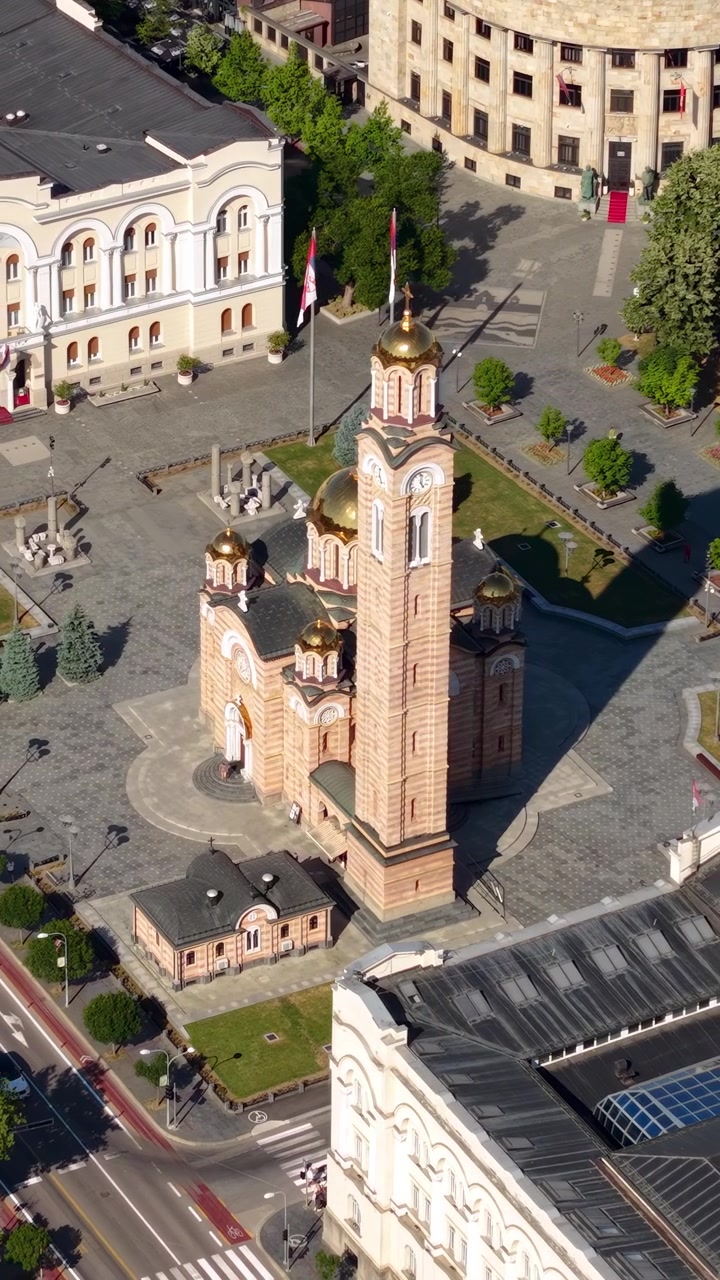 Centro città di Banja Luka, ripresa verticale con drone della Cattedrale Ortodossa e del Palazzo Banski Dvor, Bosnia ed Erzegovina.