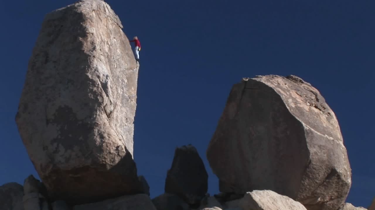 등반가가 암벽을 내려오기 시작합니다.