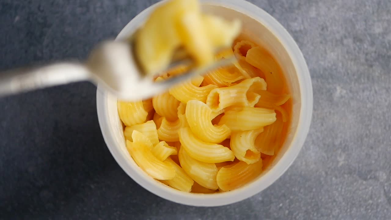 macarrones y queso en un tazón