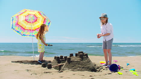 niños construyendo castillos de arena en la playa