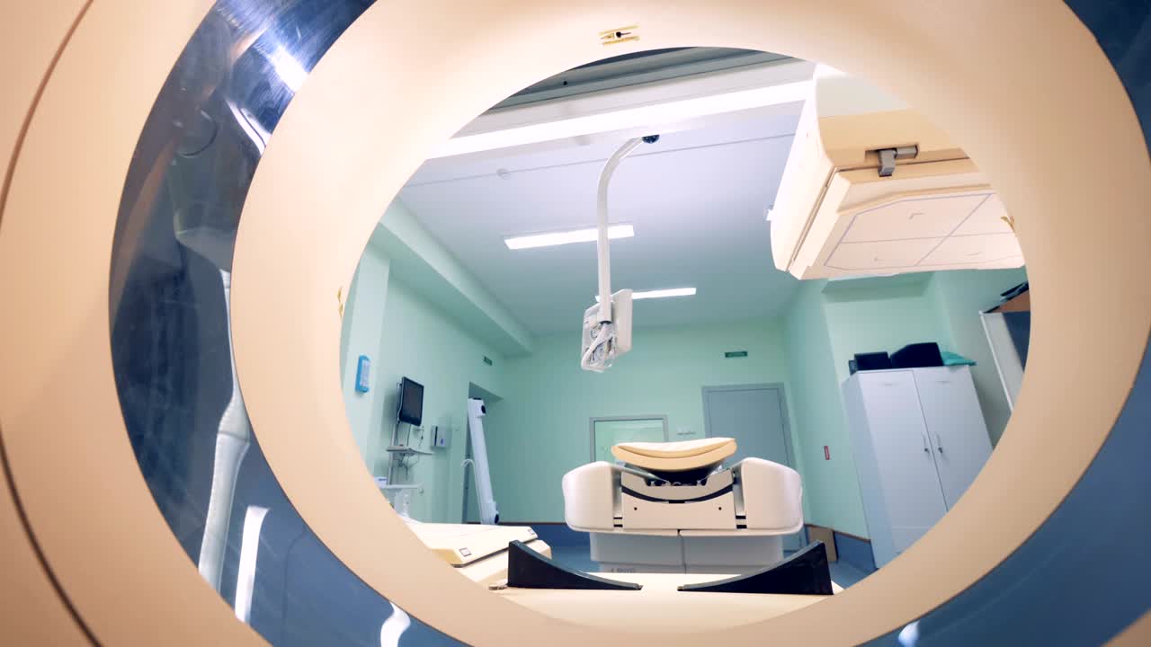 las plataformas de escaneo de una máquina de tomografía se están separando y la mesa se está bajando