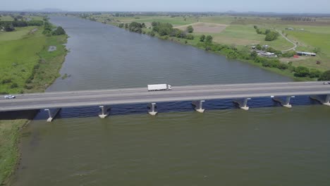 Coches-Circulando-Por-El-Puente-Macleay-Valley-En-Nueva-Gales-Del-Sur,-Australia