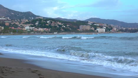 Leerer-Strand-Von-Malagueta,-Malaga,-Spanien-Am-Bewölkten-Abend