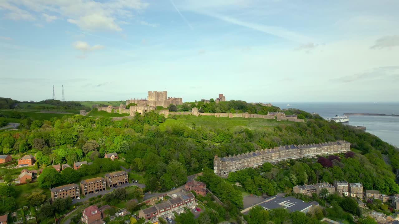 도버 성, 주거 지역, 그리고 영국 해협의 드론 영상