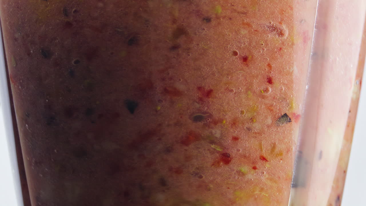 클로즈업 로테이션은 과일과 베리를 블렌더 안에서 슈퍼 슬로 모션으로 혼합합니다.