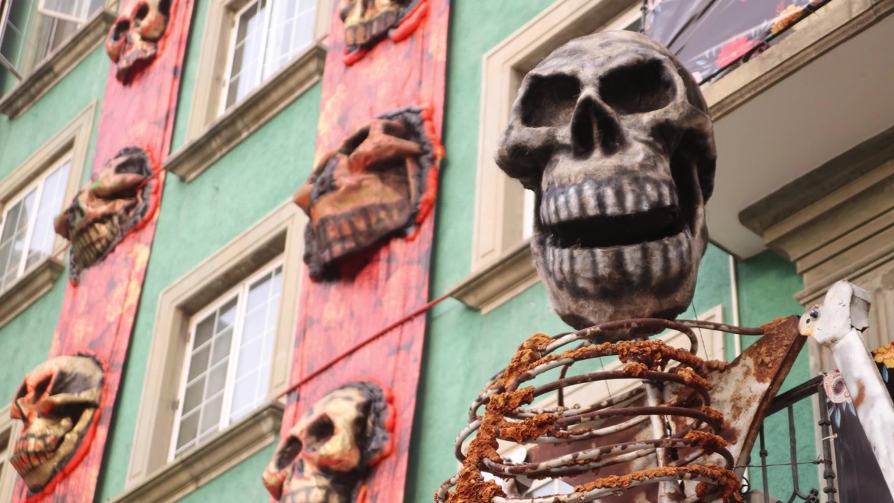 Oaxaca Messico, Giorno dei morti "Día de los Muertos", strada decorata con teschio e fiore, facciata di edificio colorata