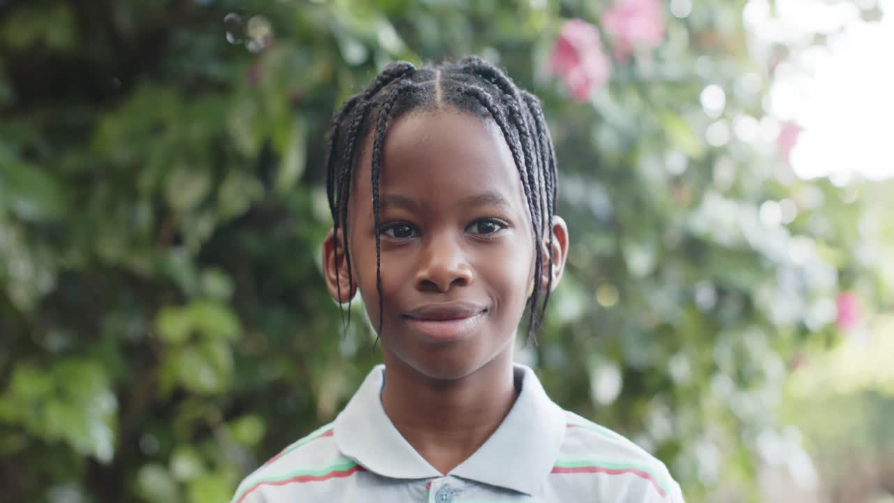 retrato de un feliz niño afroamericano en la naturaleza, en cámara lenta