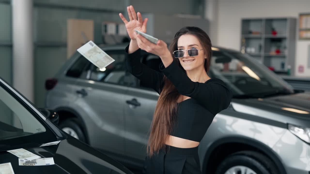 feliz sonriente chica atractiva esparciendo billetes de dinero en el coche