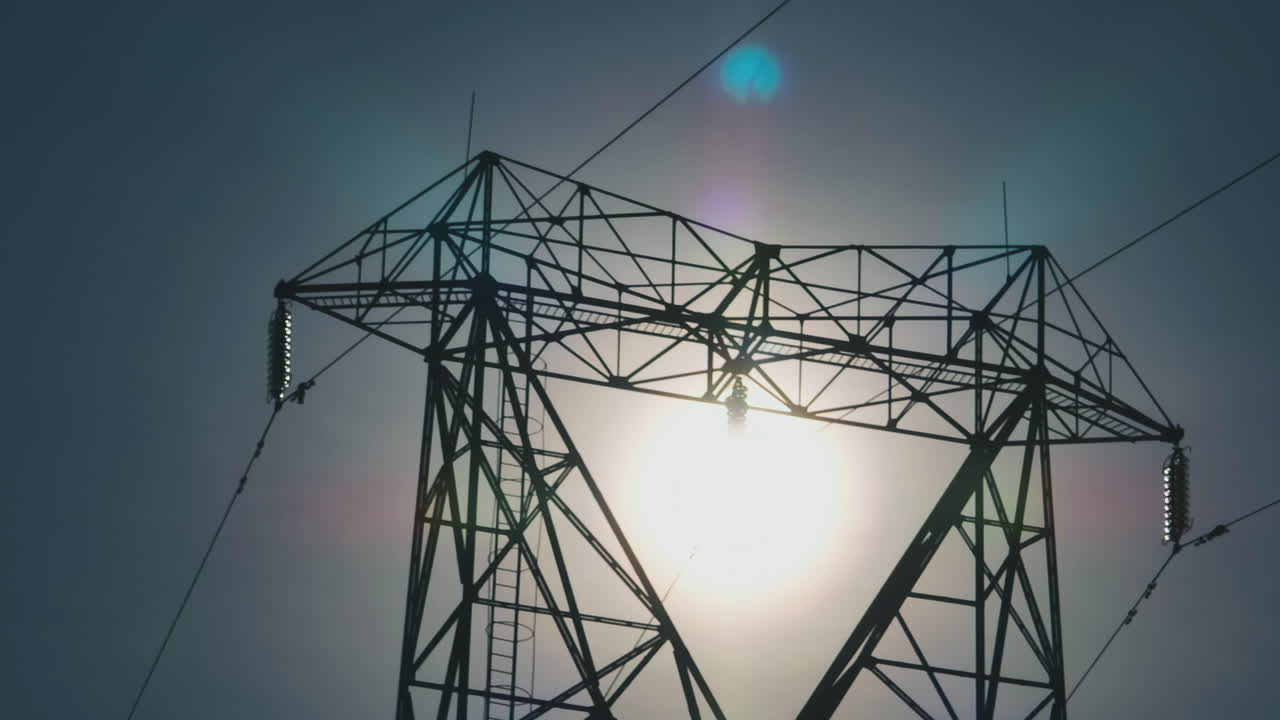torre de transmisión de energía bajo la luz del sol brillante