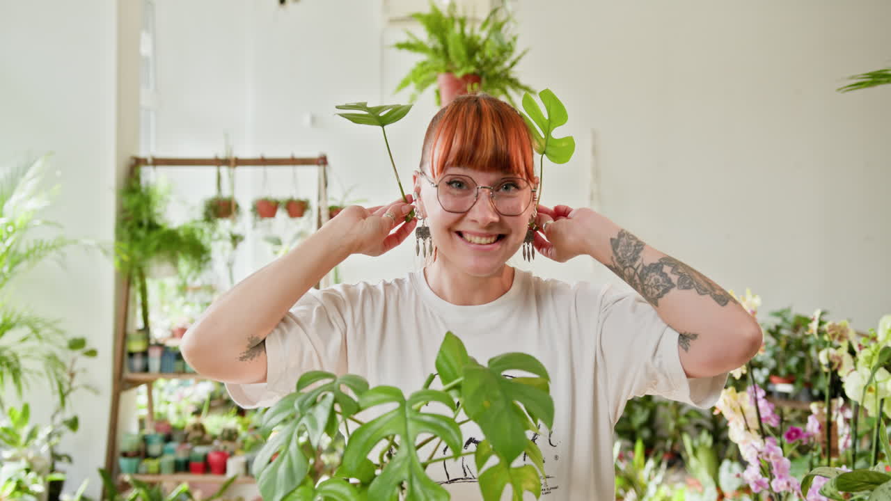 mujer rodeada de plantas