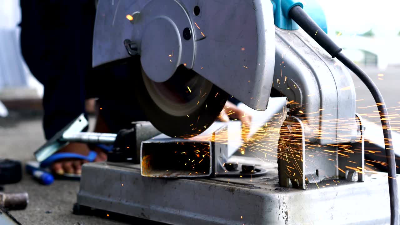 с угловой шлифовальной машиной, режущей трубой