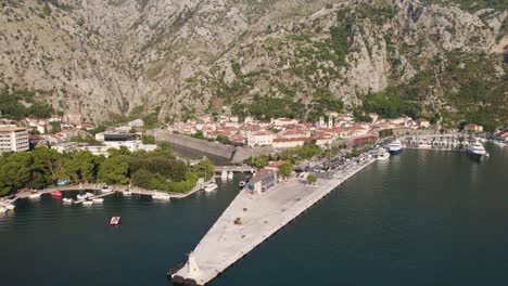 órbita-Aérea-Alrededor-Del-Puerto-Vacío-De-Kotor-En-Montenegro-En-Un-Día-Soleado-De-Verano