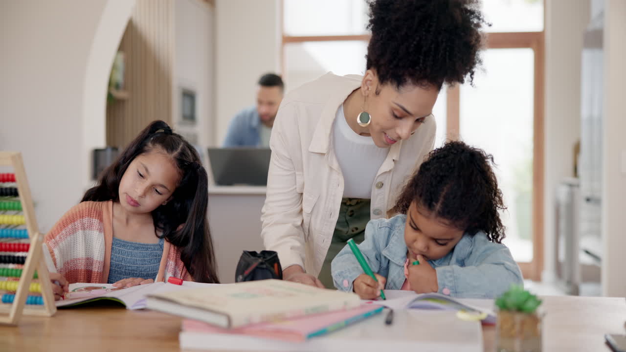 madre, las niñas y la escritura de la tarea con la ayuda