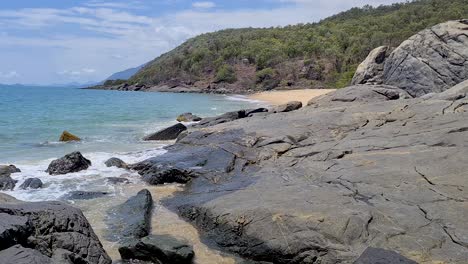 Suaves-Olas-De-Surf-Oceánicas-Rompiendo-Sobre-Rocas-En-Turtle-Creek-Beach