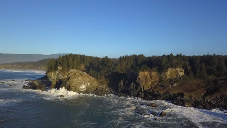 Amplio-Dron-Aéreo-De-La-Costa-Del-Parque-Estatal-Sue-meg-Y-Bosques-Con-Olas-Rompientes