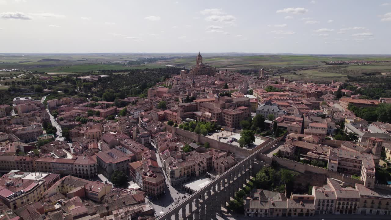 vista del acueducto de segovia junto a la plaza oriental rodeada por el paisaje de la ciudad en un día soleado y despejado