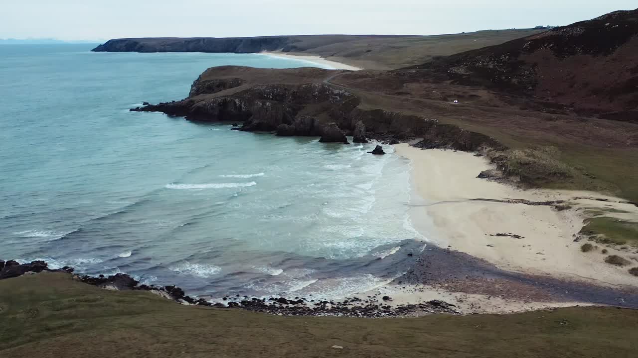 Dronebillede af landskabet omkring Garry Beach og Traigh Mhor på Hebriderne