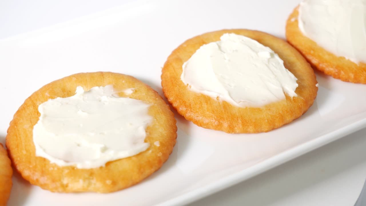 galletas redondas con queso crema