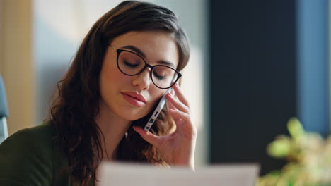 gerente de oficina cansado llamando por teléfono en la oficina de cerca. consultora de chica triste