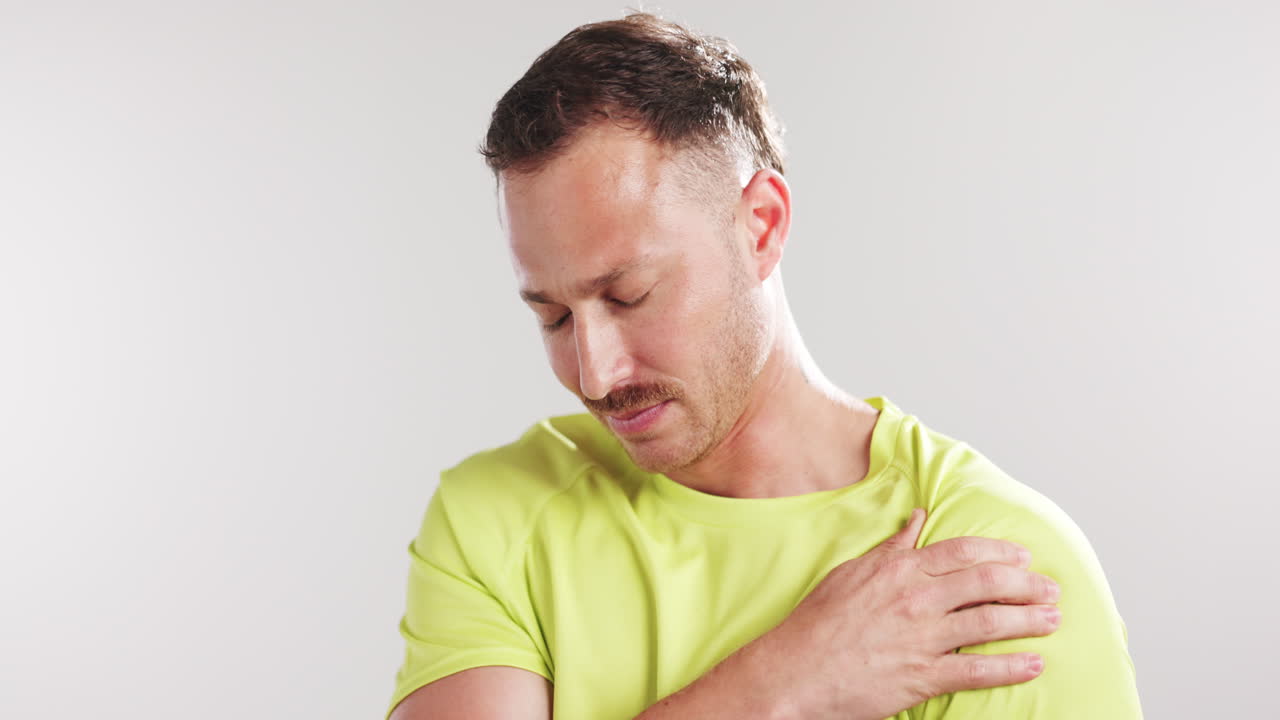 Uomo che si massaggia la spalla a causa di dolore o infortunio.