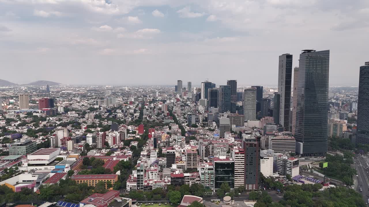 la parte derecha muestra el paseo de la reforma, desde el bosque de chapultepec cdmx