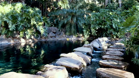 Camino-De-Piedra-Sobre-El-Estanque-Que-Fluye-De-La-Cascada,-Toowoomba-Queensland