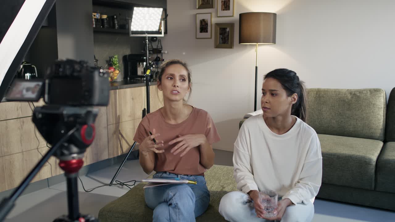 dos vloggers femeninas grabando una película