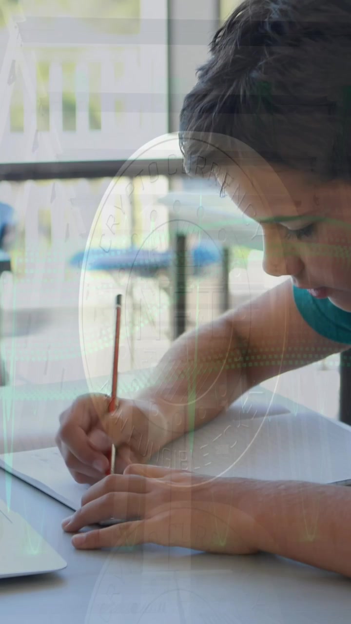 Animazione di elaborazione dati su uno studente caucasico che scrive su un quaderno con un portatile in classe