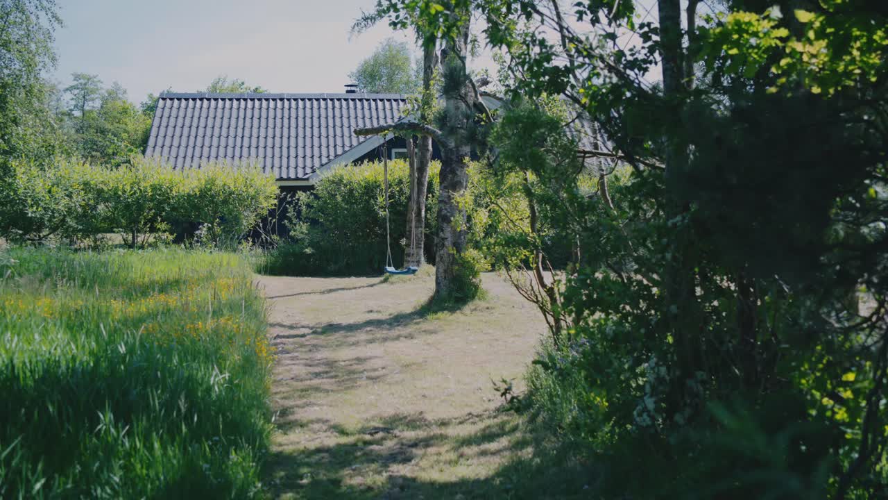 여름날 바람과 함께 움직이는 초록색 뒷마당의 스 ⁇