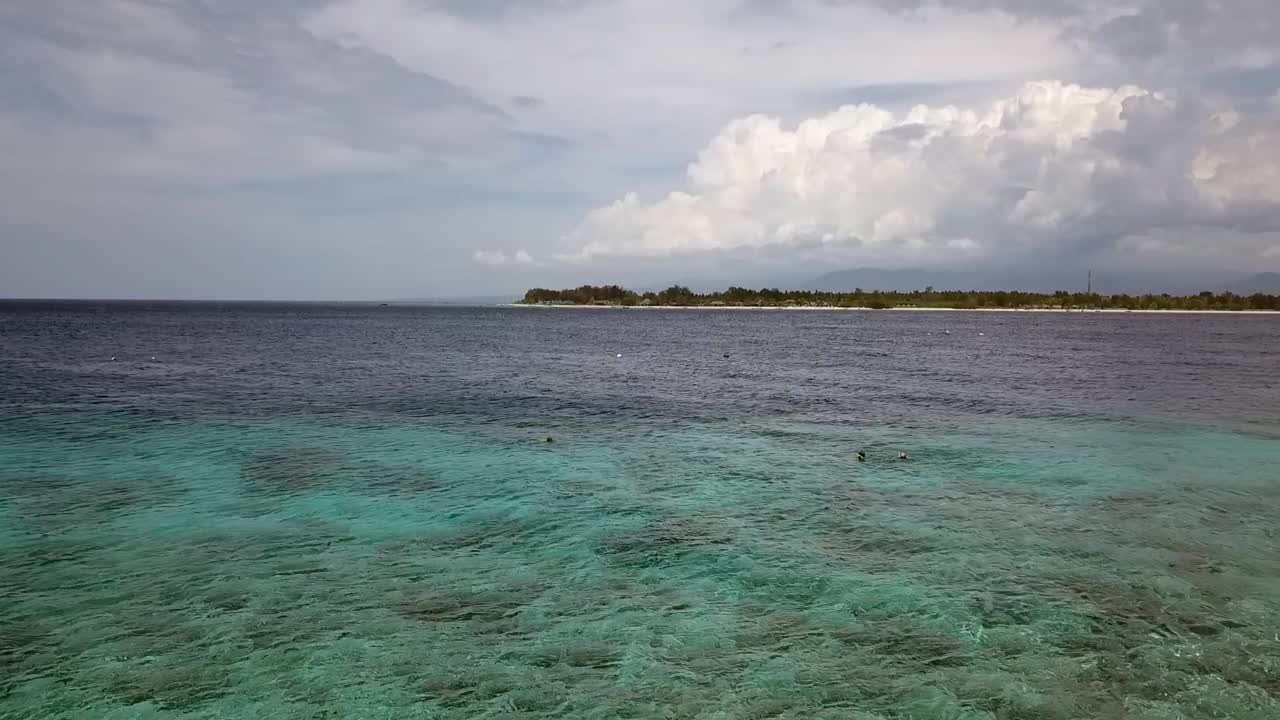 Banco di sabbia di fronte all'isola con snorkelisti. Filmato drone con vista aerea calma e avanzamento della spiaggia di Gili Trawangan, Bali, Lombok, Indonesia. Vista cinematografica dall'alto. Guida turistica di Philipp Marnitz