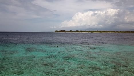 Sandbank-Vor-Insel-Mit-Schnorchlern-Ruhiger-Luftaufnahme-Flug-Vorwärts-Fliegen-Drohnenaufnahmen-Von-Gili-Trawangan-Strand-Bali-Lombok-Indonesien-Filmische-Ansicht-Von-Oben-Touristenführer-Von-Philipp-Marnitz