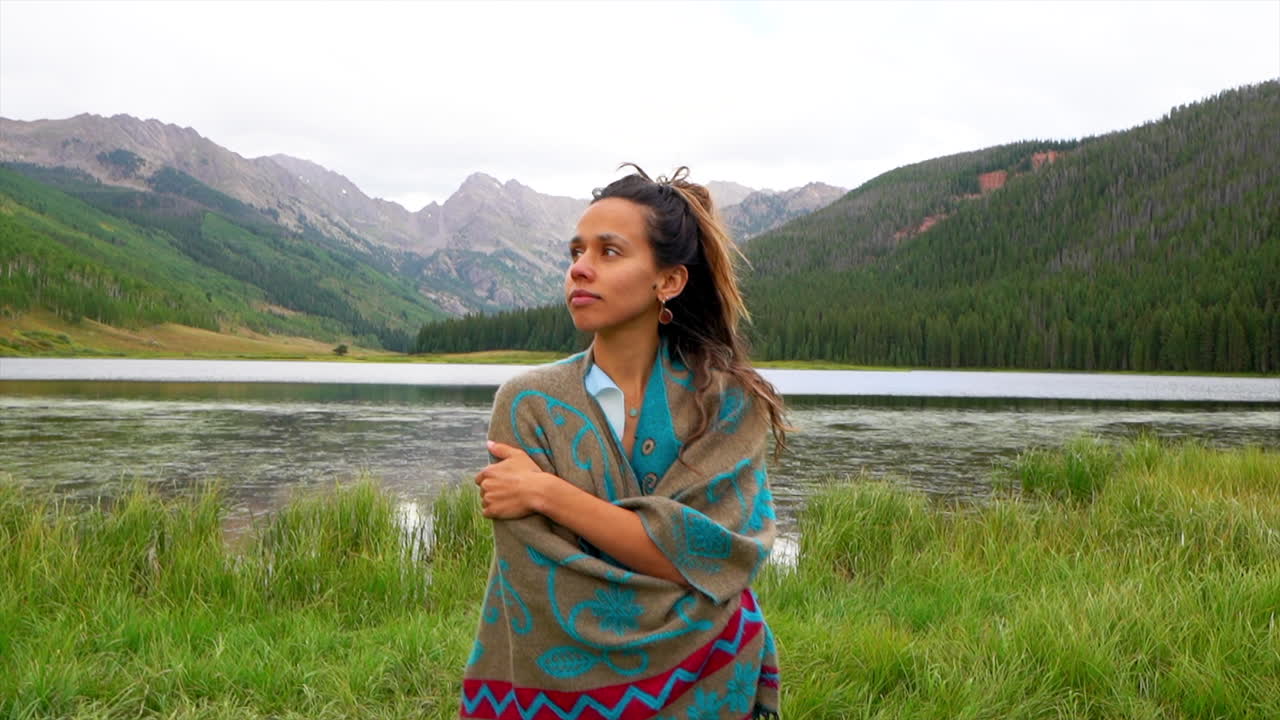 mujeres cinematográficas actriz modelo medio alejándose de la orilla hierba colorida manta todavía tranquila rancho del río piney lago denver vail rango de sangre paisaje de montaña pintoresco lluvia pacífica sol seguir