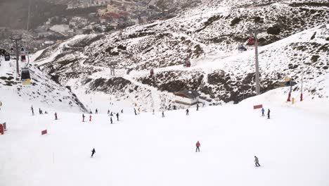 vista desde un ascensor de esquí de los esquiadores a continuación en una carrera