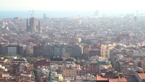 Estática-De-Mano-Mirando-Hacia-La-Ciudad-De-Barcelona-Con-La-Sagrada-Familia-Al-Fondo