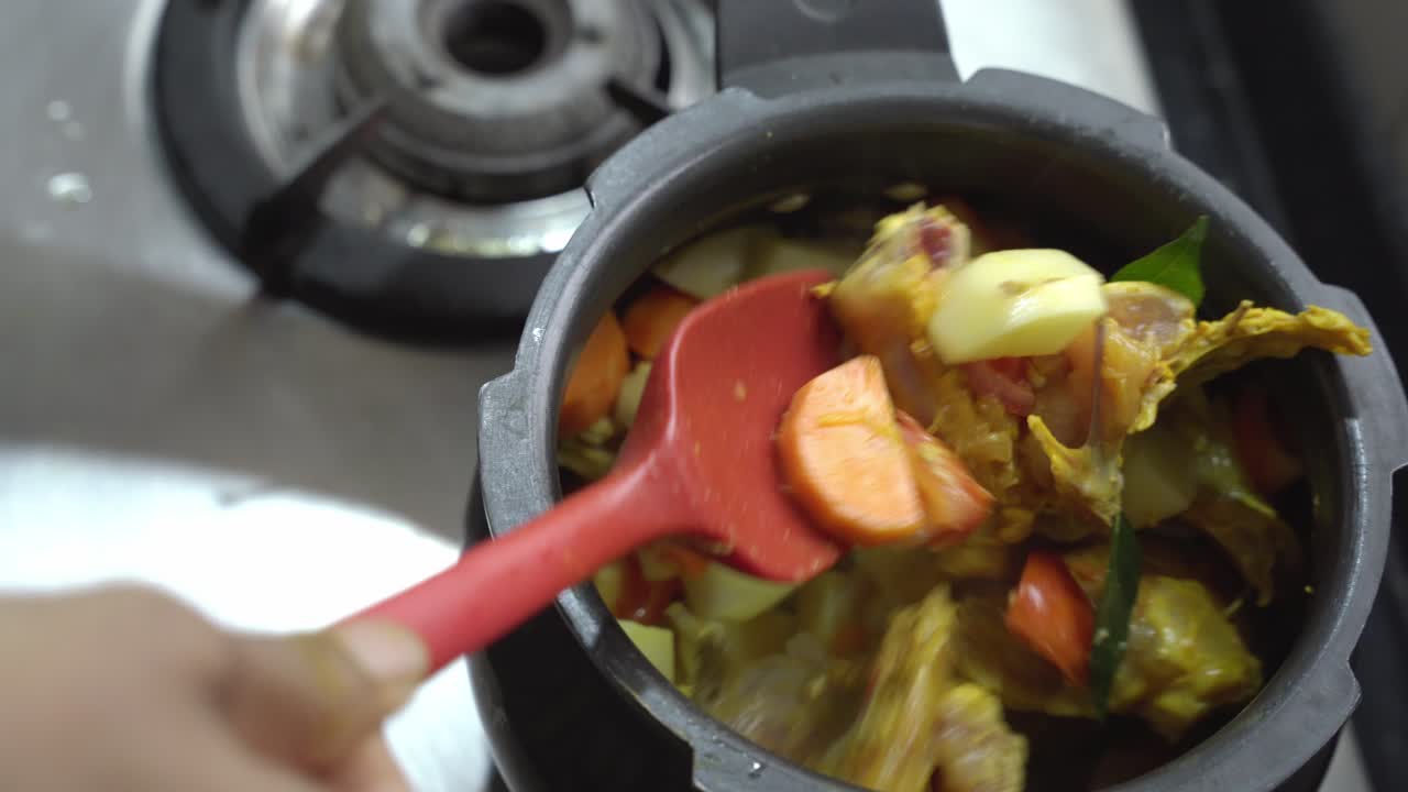 인도 향신료 코팅, 채소 및 허브와 함께 고기 요리