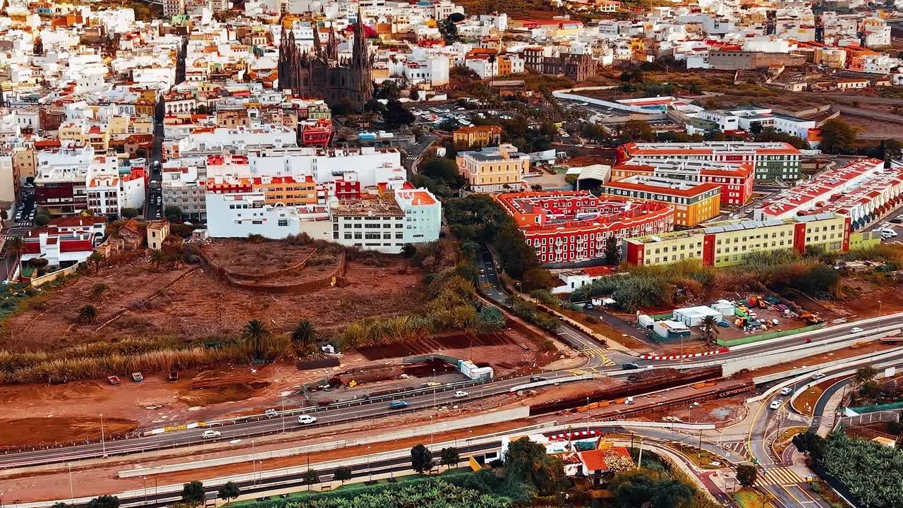 Gran Canaria'nın yolları, binaları ve doğal manzaraları
