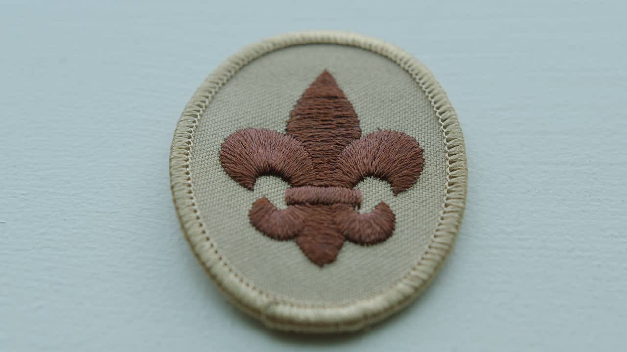 cerca de la inclinación hacia abajo de un parche de brazo de boy scout