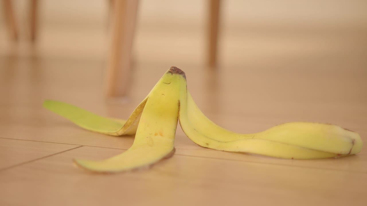 바닥에 바나나 질