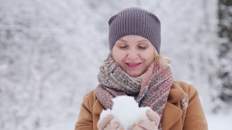 Una donna modella la neve, divertimento invernale, video 4k