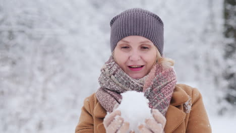 Eine-Frau-Formt-Schnee-Winterunterhaltung-4k-Video