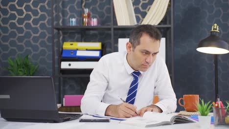 hombre de negocios desmotivado infeliz y aburrido.