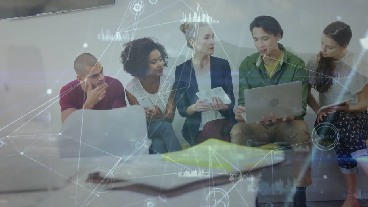 사무실에서 태블릿과 노트북을 사용하는 다양한 동료들의 연결 네트워크의 애니메이션