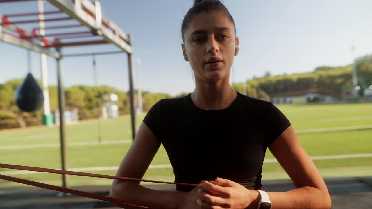mujer haciendo ejercicio con banda de resistencia al aire libre