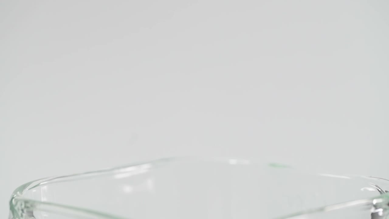 얼어붙은 빨간색과 검은색 라즈베리 열매가 건강한 유기농 자연 과일의  컵에 굴러 내려갑니다.