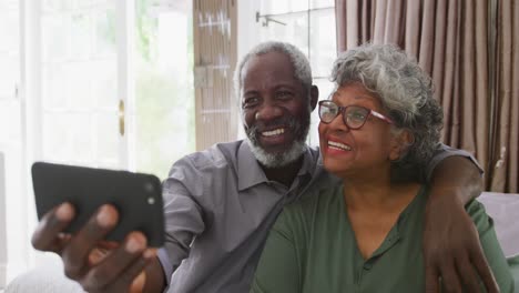 Ein-älteres-Afroamerikanisches-Paar,-Das-Ein-Selfie-Macht.-Soziale-Distanzierung-In-Quarantäne