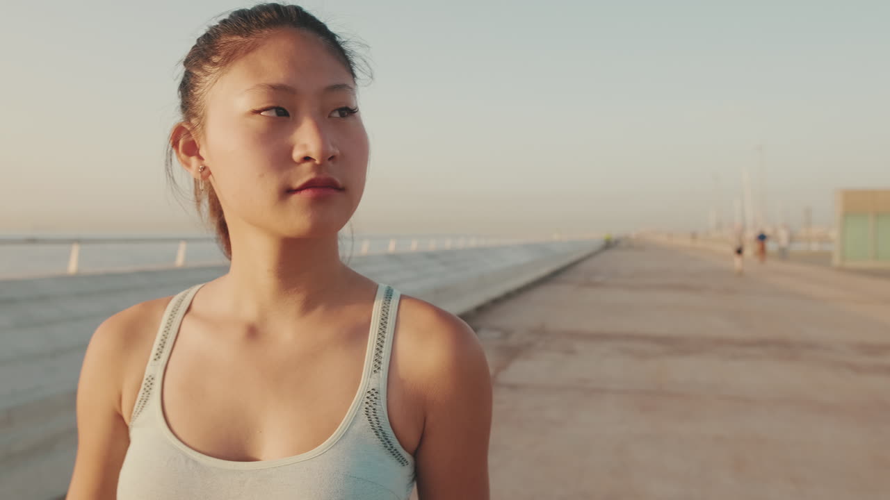 屋外で運動する女性