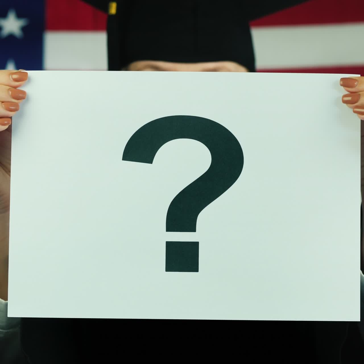 el graduado universitario sostiene un cartel con un signo de interrogación